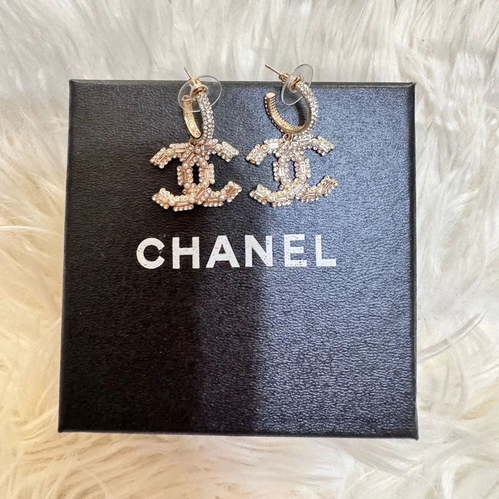 CHANEL DROP LOGO SPARKLING PEARLS EARRINGS - Picture 6 of 8